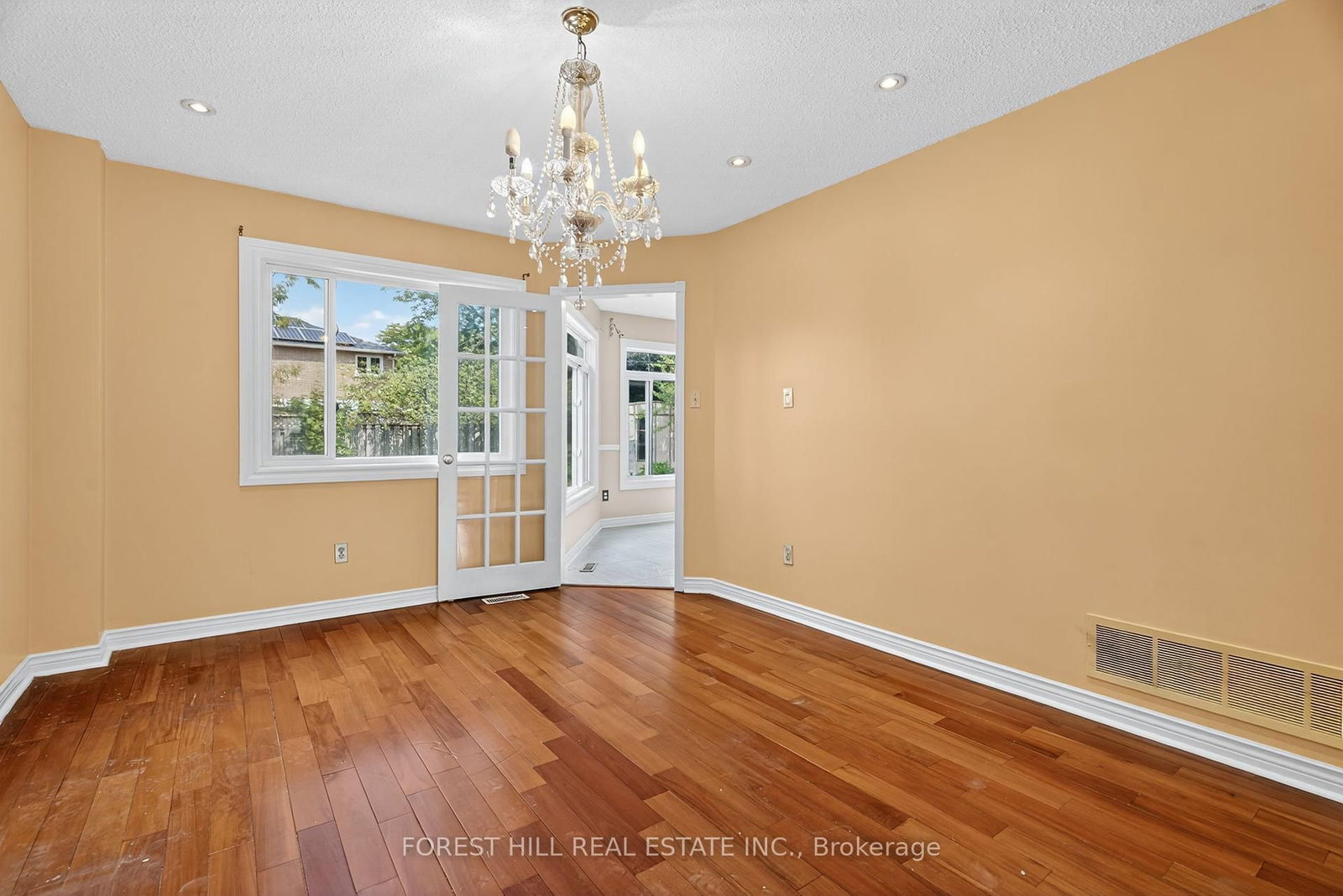 Detached House sold at 1345 Sir David Drive, Oakville, Ontario, L6J 6V5 - Clearview - MLS: W12325563