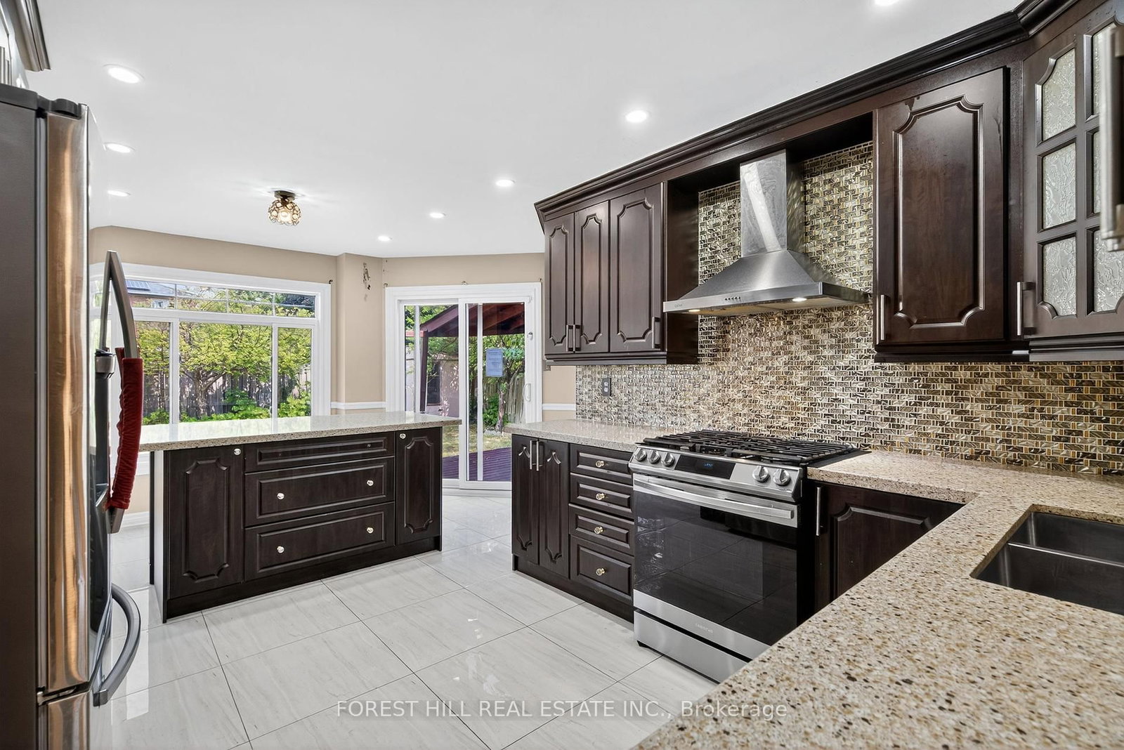 Detached House sold at 1345 Sir David Drive, Oakville, Ontario, L6J 6V5 - Clearview - MLS: W12325563