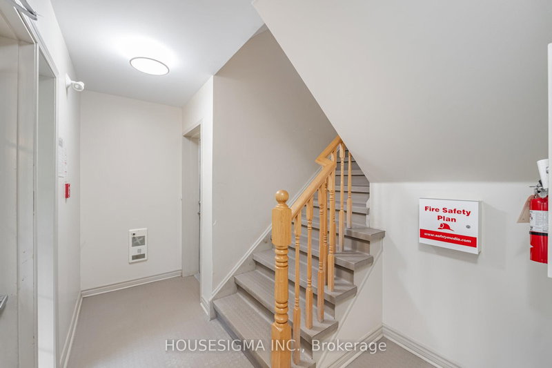 3 - 760 Neighbourhood Circ, Mississauga, L5B 0B6 | Image 3