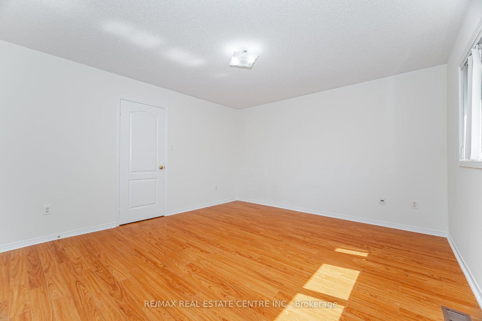 Listing Image 24