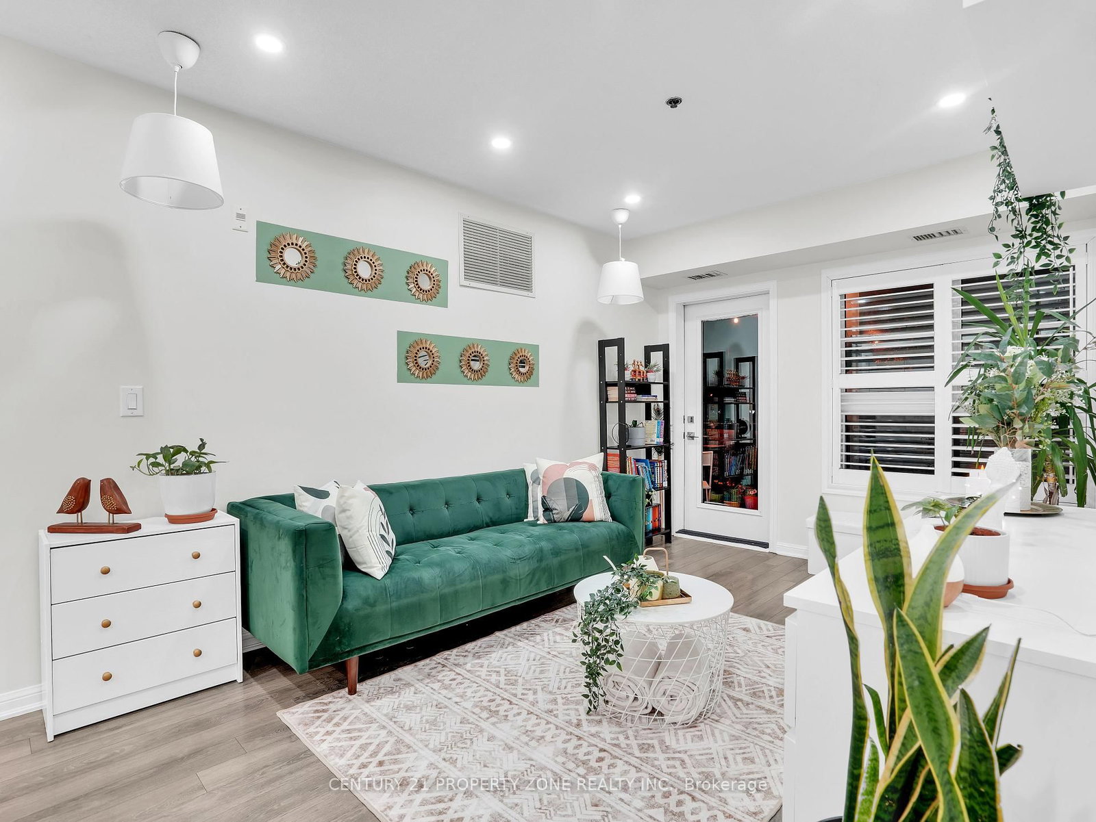 Listing Image 12
