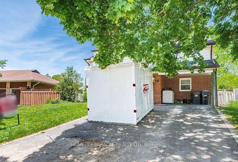 9 Crestview Ave, Brampton, L6R 2R7 | Image 2