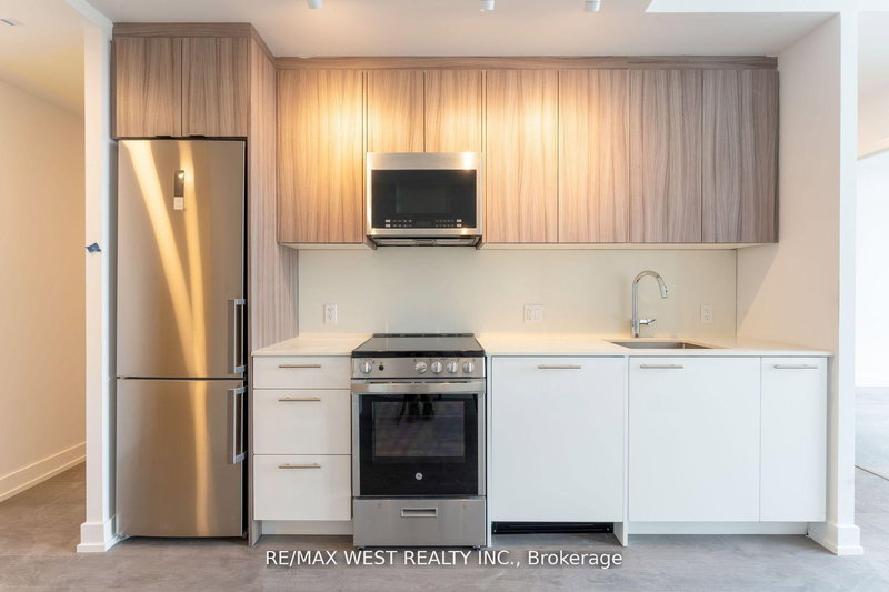 307 - 215 Veterans Dr, Brampton, L7A 0B6 | Image 2