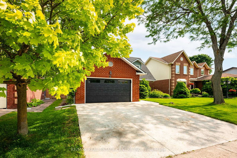 8 Passmore Ave, Orangeville, L9W 4E2 | Image 2