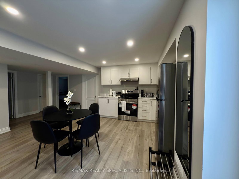 BSMT - 3137 Gladish Grve, Mississauga, L5M 0C3 | Image 2