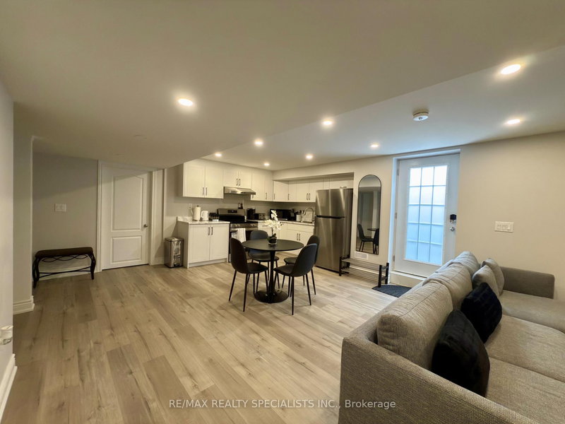 BSMT - 3137 Gladish Grve, Mississauga, L5M 0C3 | Image 3