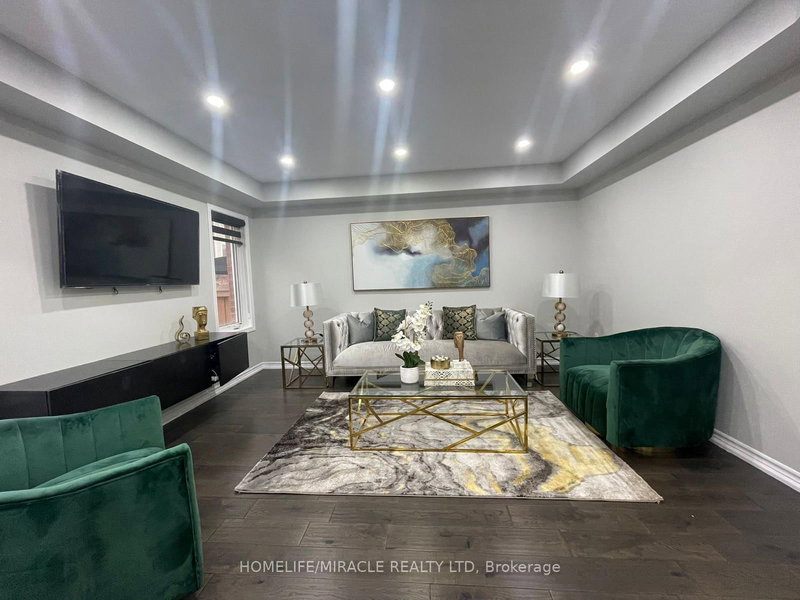 11 bannister Cres, Brampton, L7A 4H6 | Image 2