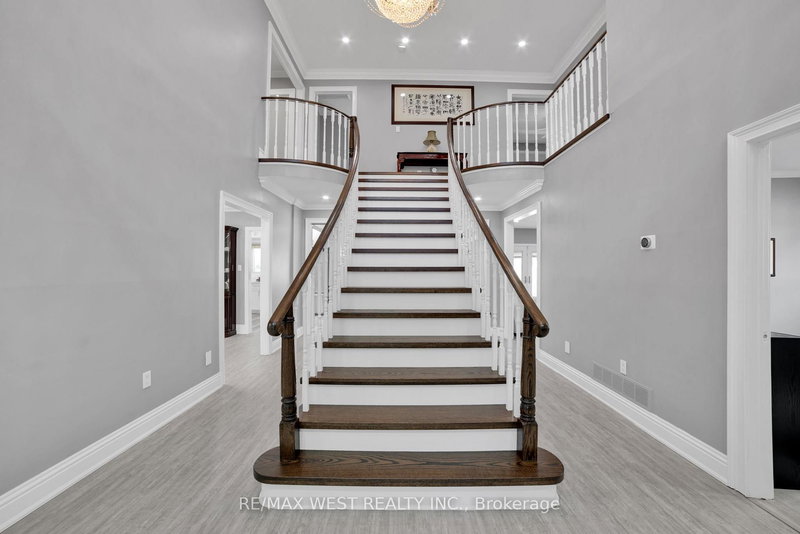 339 Parklane Rd, Oakville, L6H 4J4 | Image 2