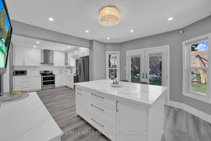 339 Parklane Rd, Oakville, L6H 4J4 | Image 3