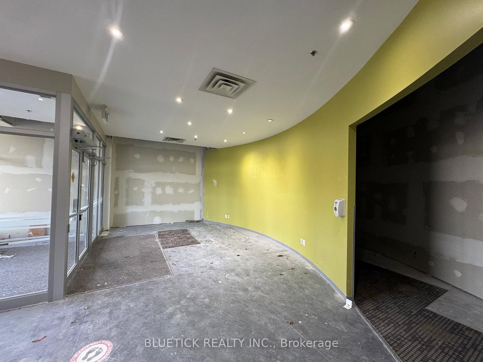 60 Courtneypark Drive W, Unit 4B - Photo 4