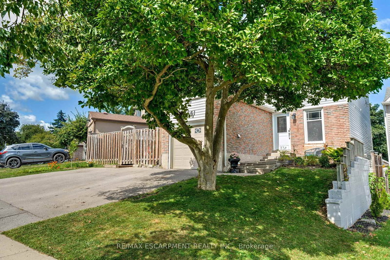 2261 Leominster Dr, Burlington, L7P 3W8 | Image 2