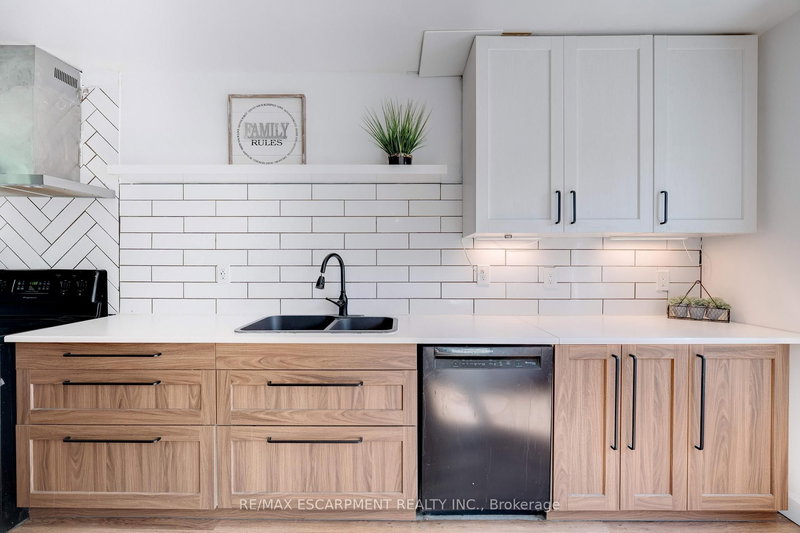 2261 Leominster Dr, Burlington, L7P 3W8 | Image 3