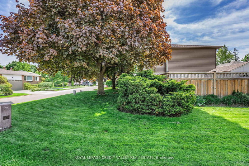 36 Lockton Cres, Brampton, L6W 1C3 | Image 2