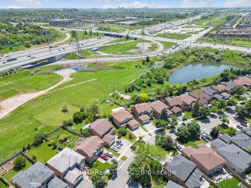 2606 Ambercroft Tr, Mississauga, L5M 4K3 | Image 3