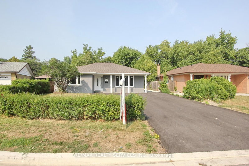 32 Sanford Cres, Brampton, L6X 2C3 | Image 2
