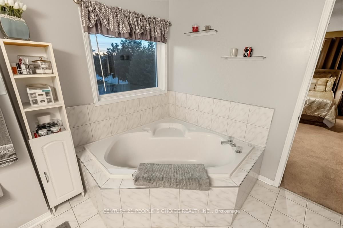 Detached House sold at 5374 Fallingbrook Drive, Mississauga, Ontario, L5V 1P7 - East Credit - MLS: W12446672