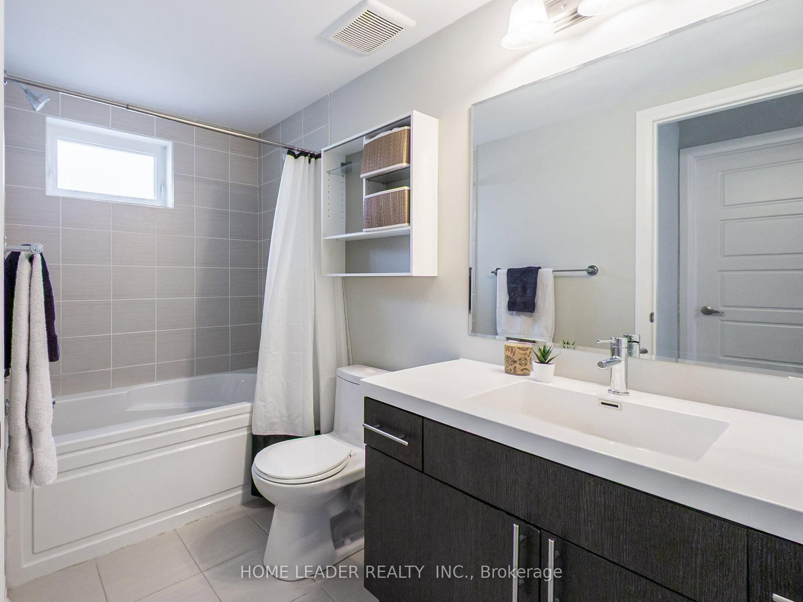 Townhouse sold at 243 Downsview Park Boulevard, Toronto, Ontario, M3K 0A5 - Downsview-Roding-CFB - MLS: W12454953