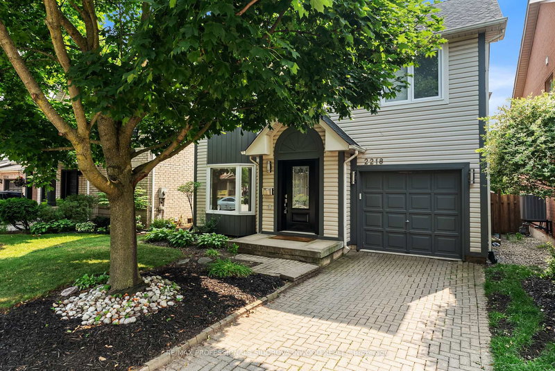 2218 Bluegrass Lane, Burlington, L7L 6L5 | Image 2