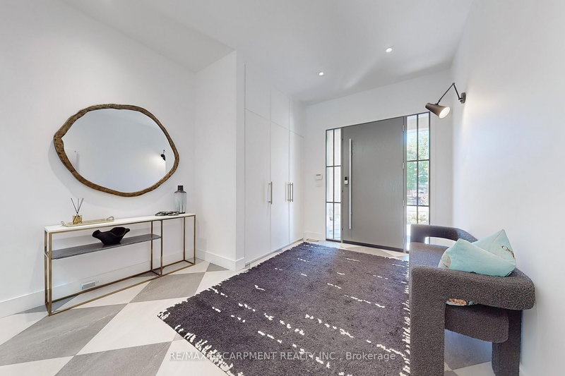 977 Gorton Ave, Burlington, L7T 1S6 | Image 3