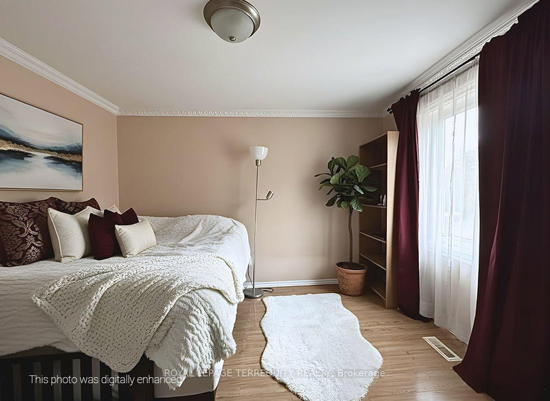 1704 Oberon Cres, Mississauga, L4X 2K8 | Image 3