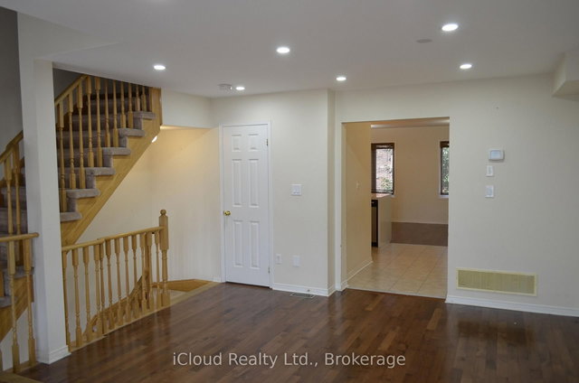 Main/Up - 319 Aspendale Crescent