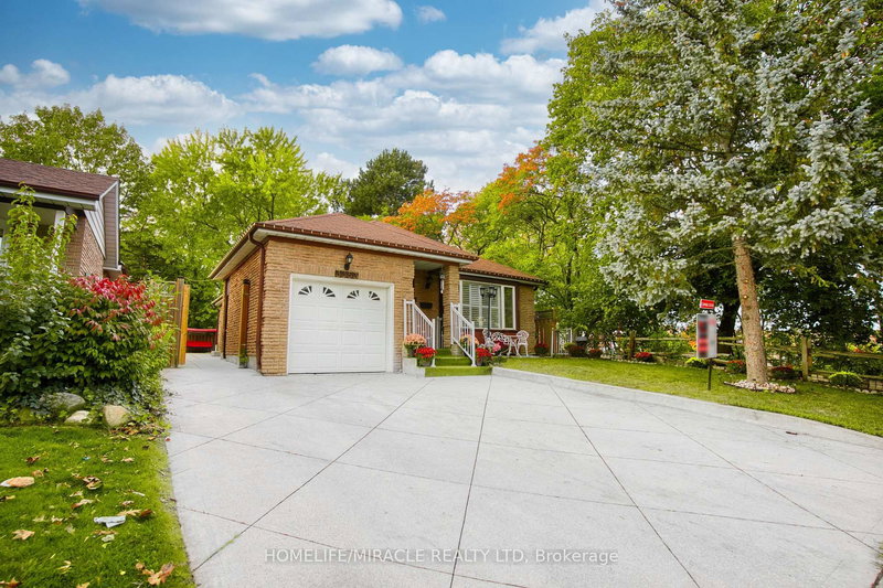 3353 Martins Pine Cres, Mississauga, L5L 1G3 | Image 2