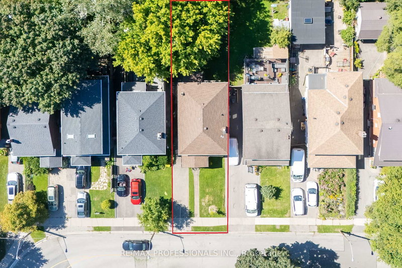 24 Queens Ave, Toronto, M8V 2N1 | Image 2