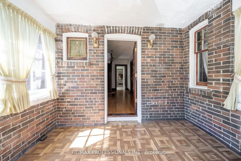 24 Queens Ave, Toronto, M8V 2N1 | Image 3