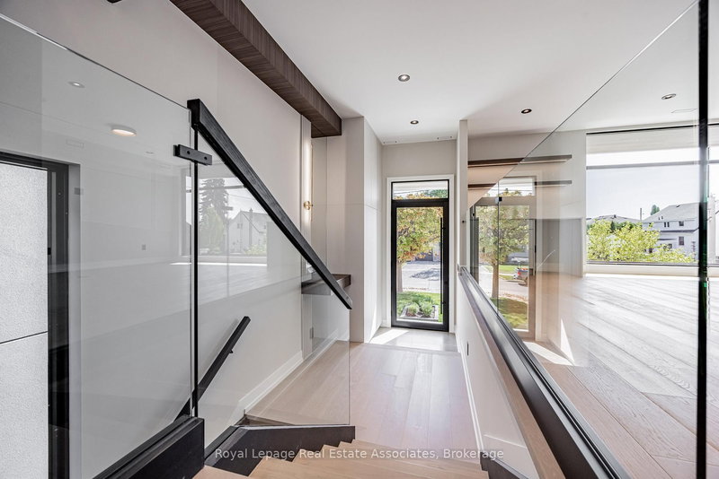 953 Halliday Ave, Mississauga, L5E 1P4 | Image 3