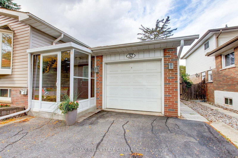 32 Willis Dr, Brampton, L6W 1B1 | Image 3