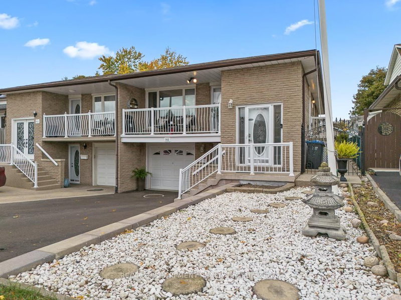 941 Stainton Dr, Mississauga, L5C 1G2 | Image 3