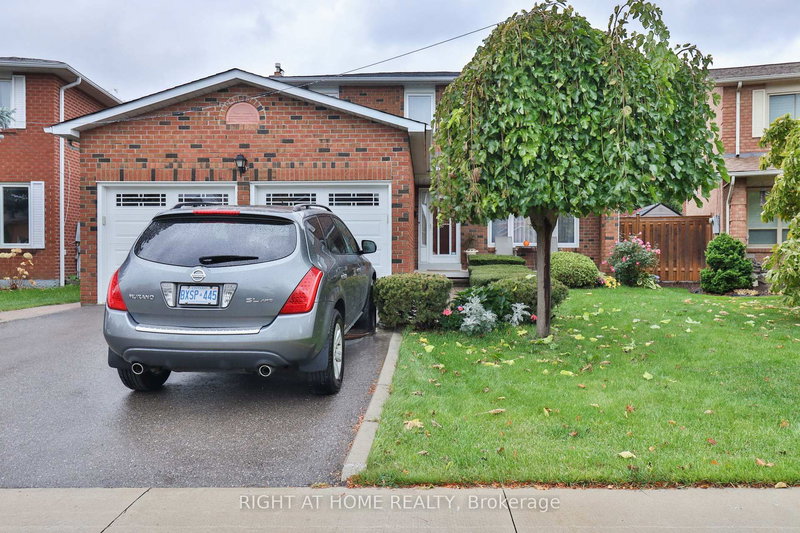 1433 Bough Beeches Blvd, Mississauga, L4W 3B4 | Image 2