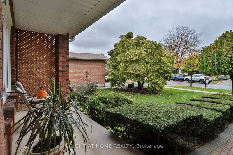 1433 Bough Beeches Blvd, Mississauga, L4W 3B4 | Image 3
