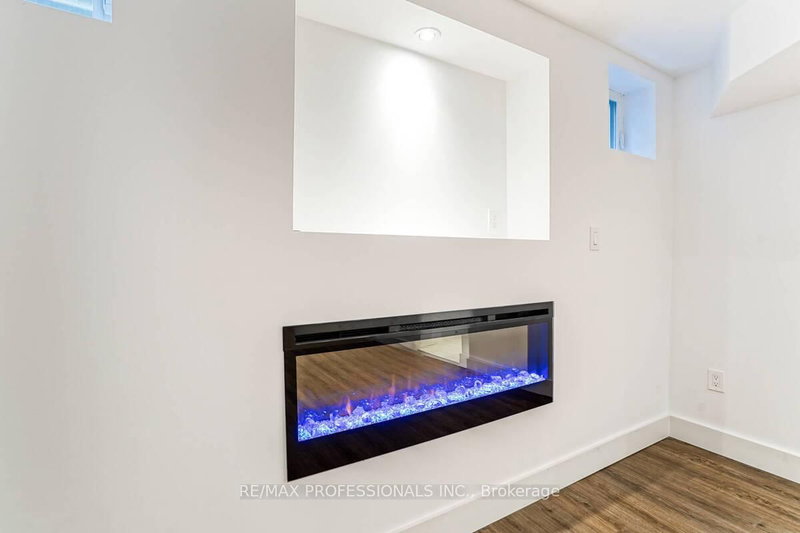 Lower - 7 Vancho Cres S, Toronto, M9A 4Z1 | Image 3