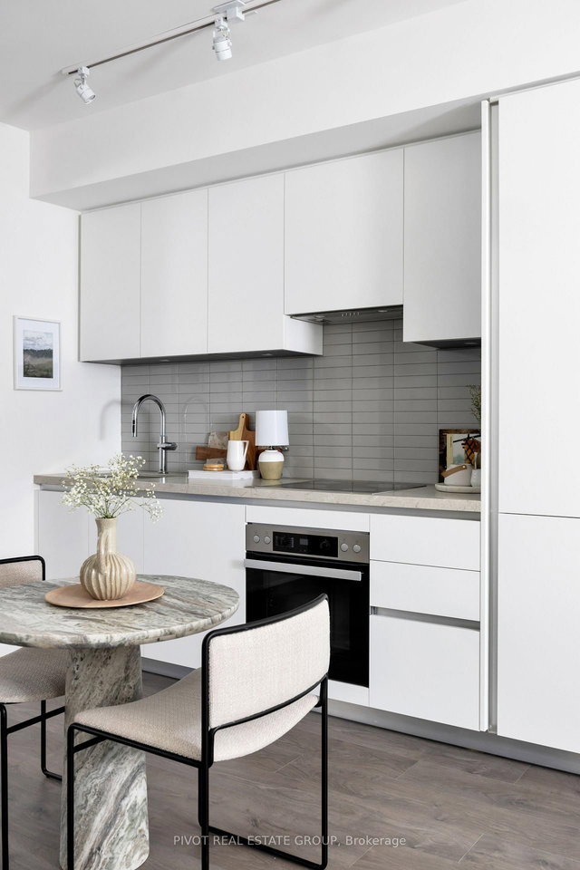 2706 - 4023 The Exchange