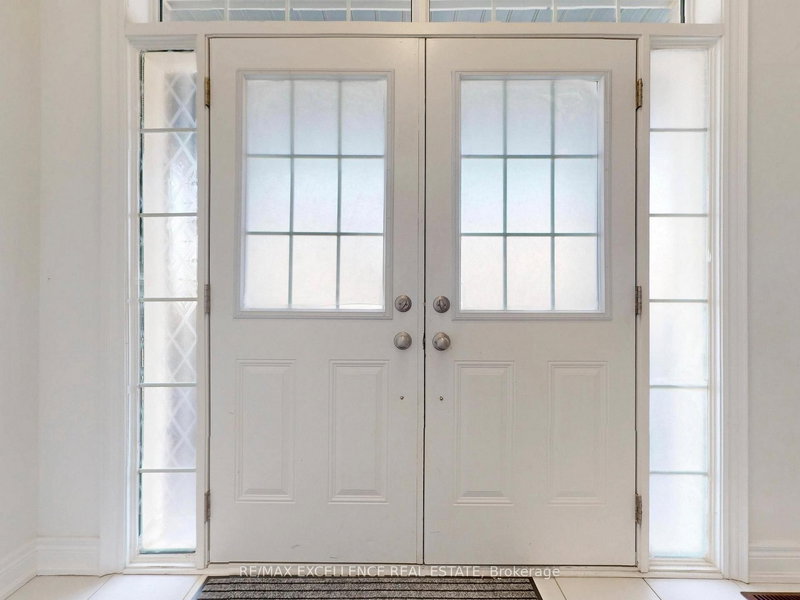 33 Tiger Cres, Brampton, L6R 0C8 | Image 2