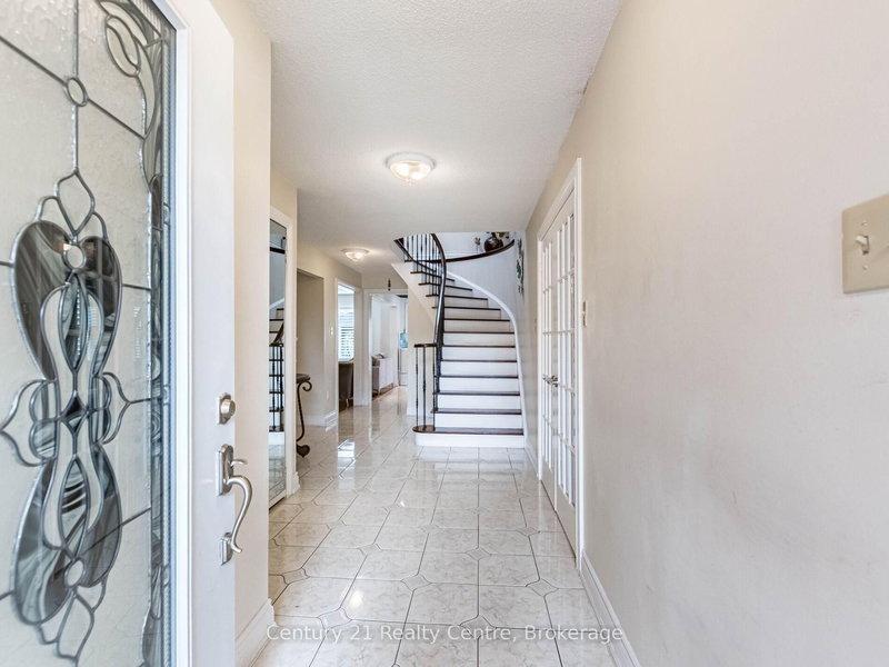 3349 Loyalist Dr, Mississauga, L5L 5T9 | Image 2