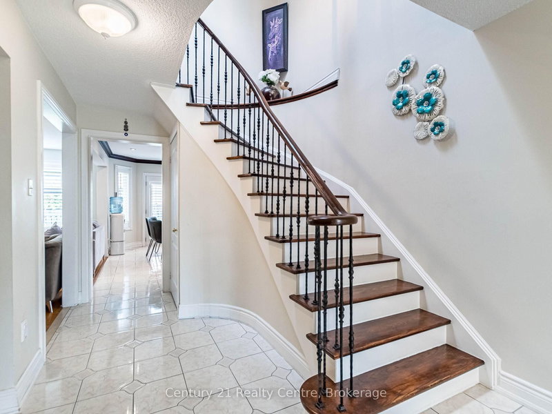 3349 Loyalist Dr, Mississauga, L5L 5T9 | Image 3