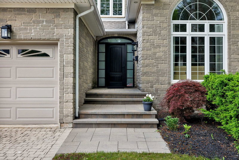 1061 Summit Ridge Dr, Oakville, L6M 3K9 | Image 2