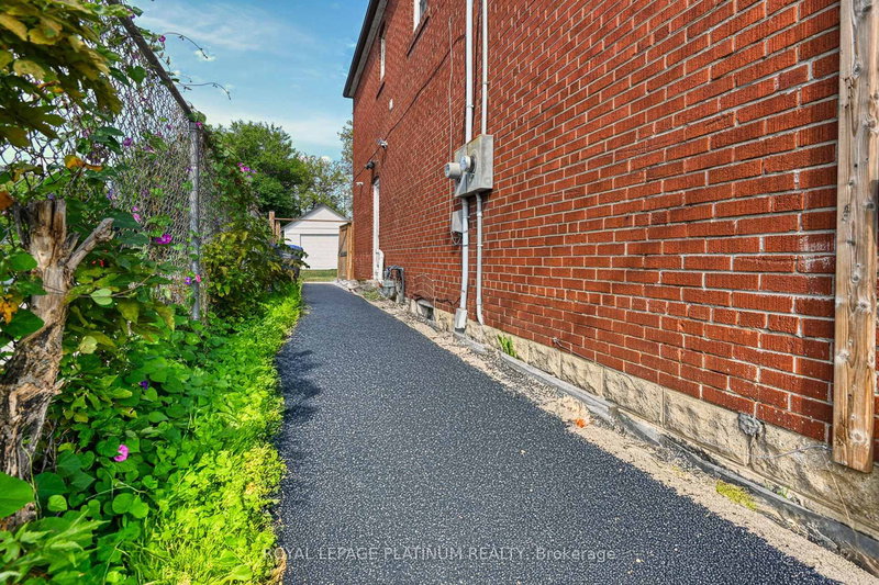 37 Dundas St W, Mississauga, L5B 1H2 | Image 3