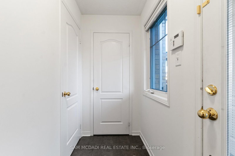 3250 Bentley Mississauga,ON L5M 0P7 — Photo 3