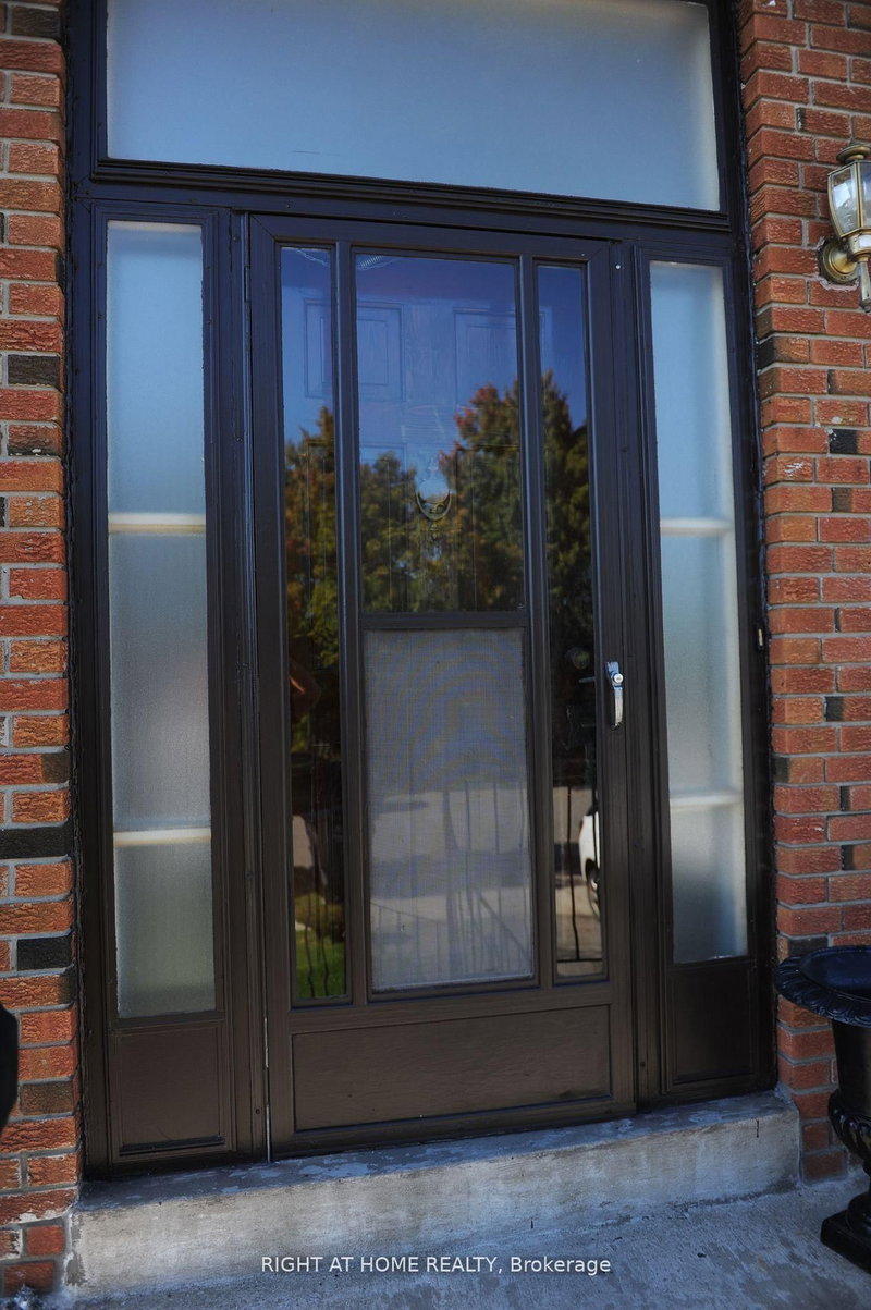 Upper - 1618 Corkstone Gl, Mississauga, L4W 2E7 | Image 3