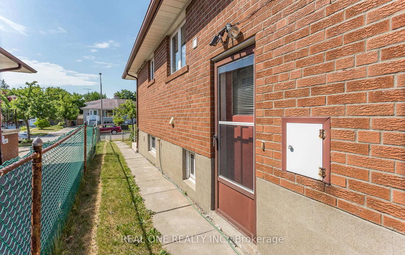 Lower - 1161 Shadeland Dr, Mississauga, L5C 1P2 | Image 2