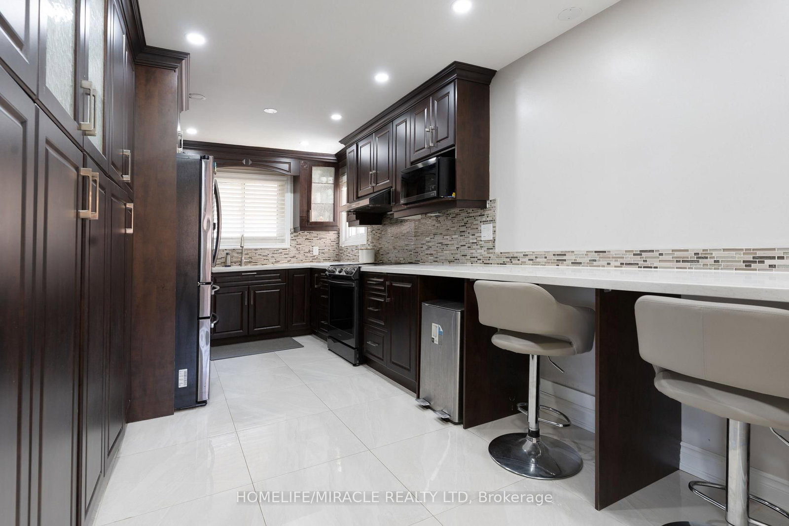 Detached House sold at 7568 Middleshire Drive, Mississauga, Ontario, L4T 3S2 - Malton - MLS: W12520752