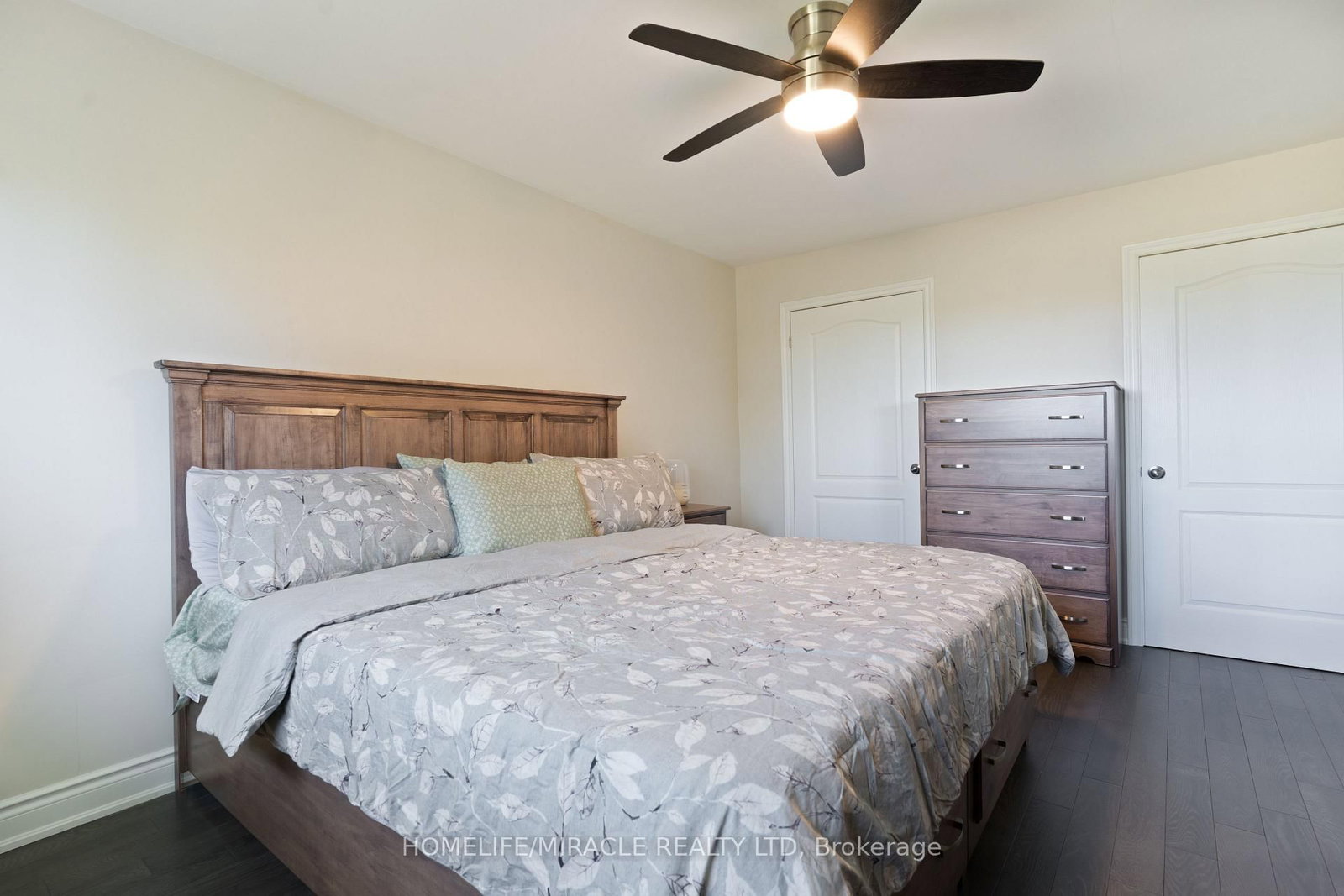 Detached House sold at 7568 Middleshire Drive, Mississauga, Ontario, L4T 3S2 - Malton - MLS: W12520752