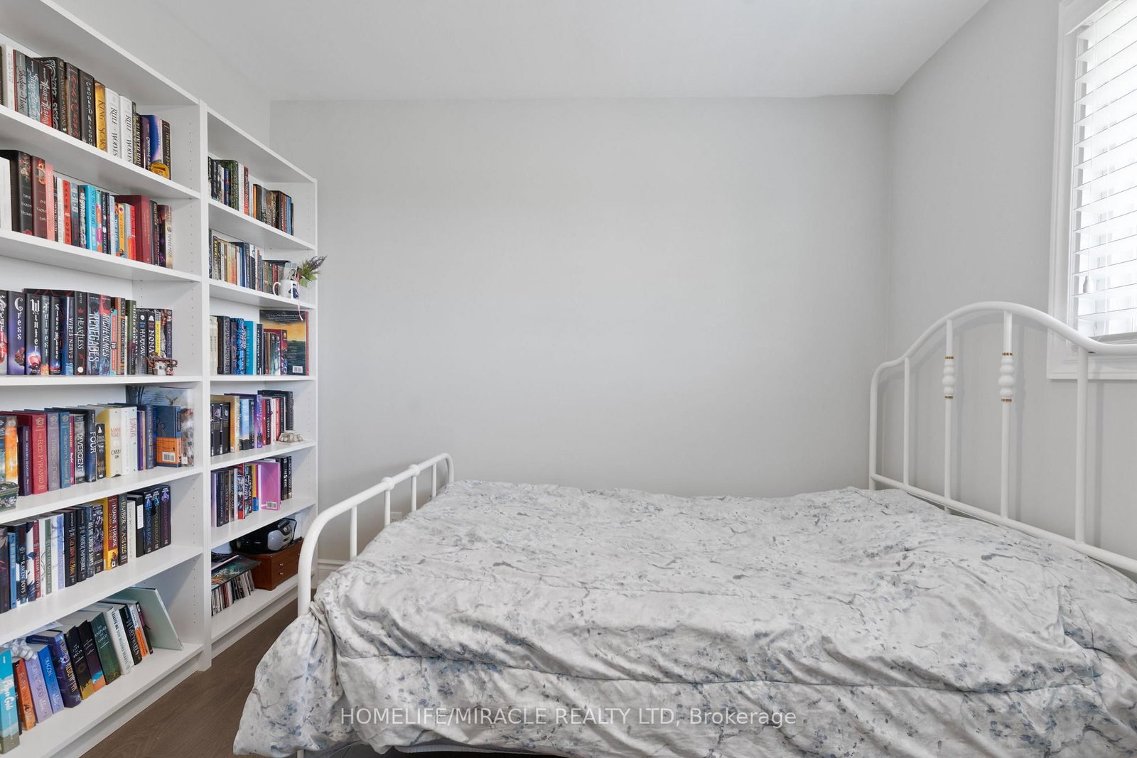 Detached House sold at 7568 Middleshire Drive, Mississauga, Ontario, L4T 3S2 - Malton - MLS: W12520752