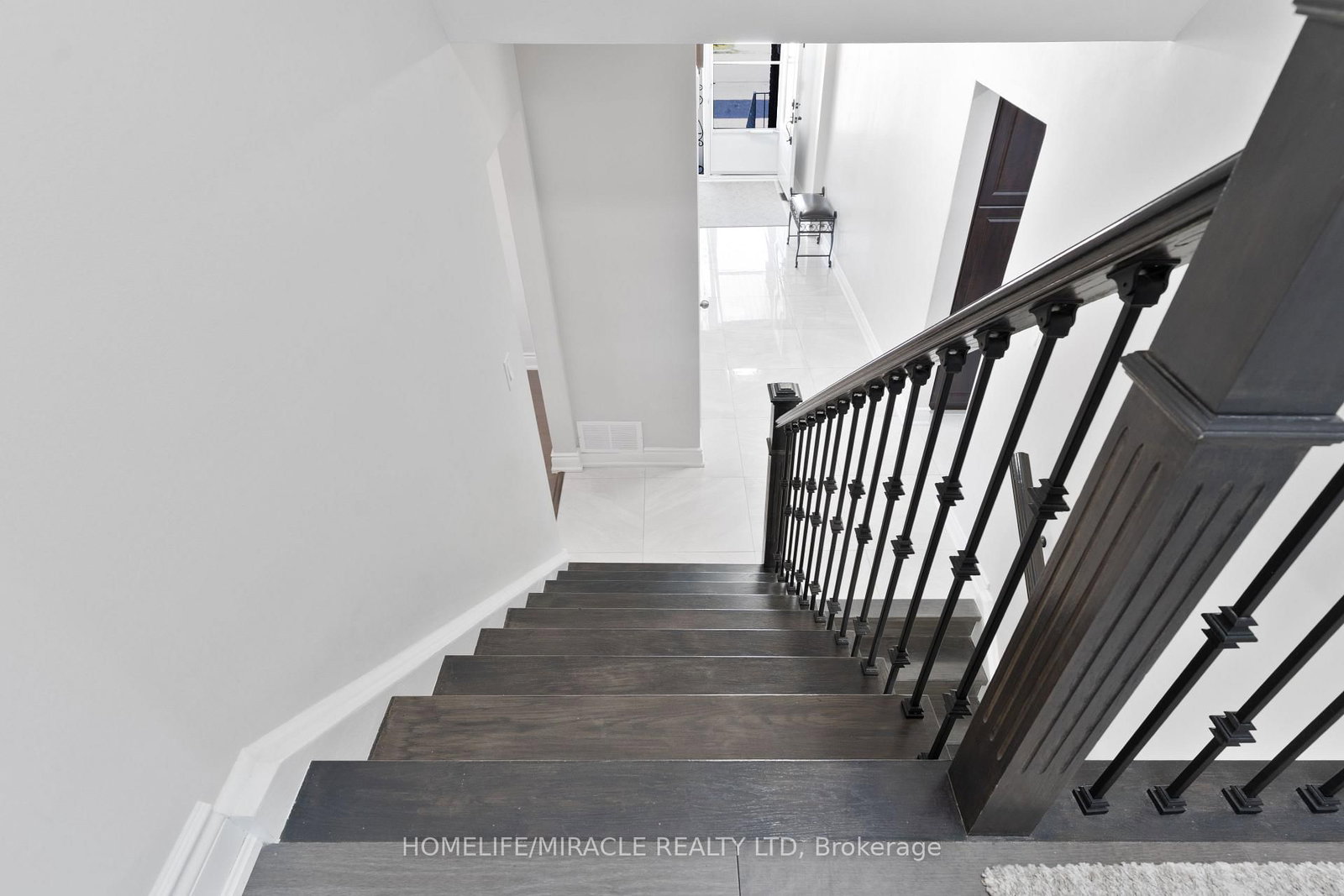 Detached House sold at 7568 Middleshire Drive, Mississauga, Ontario, L4T 3S2 - Malton - MLS: W12520752