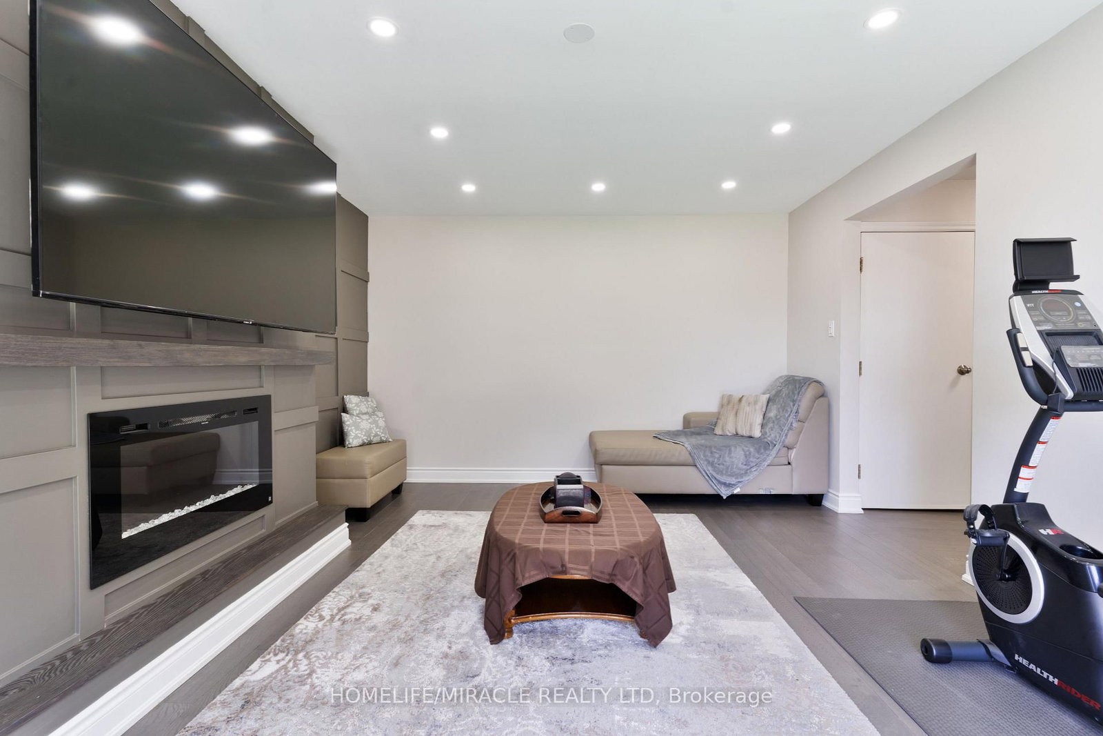 Detached House sold at 7568 Middleshire Drive, Mississauga, Ontario, L4T 3S2 - Malton - MLS: W12520752