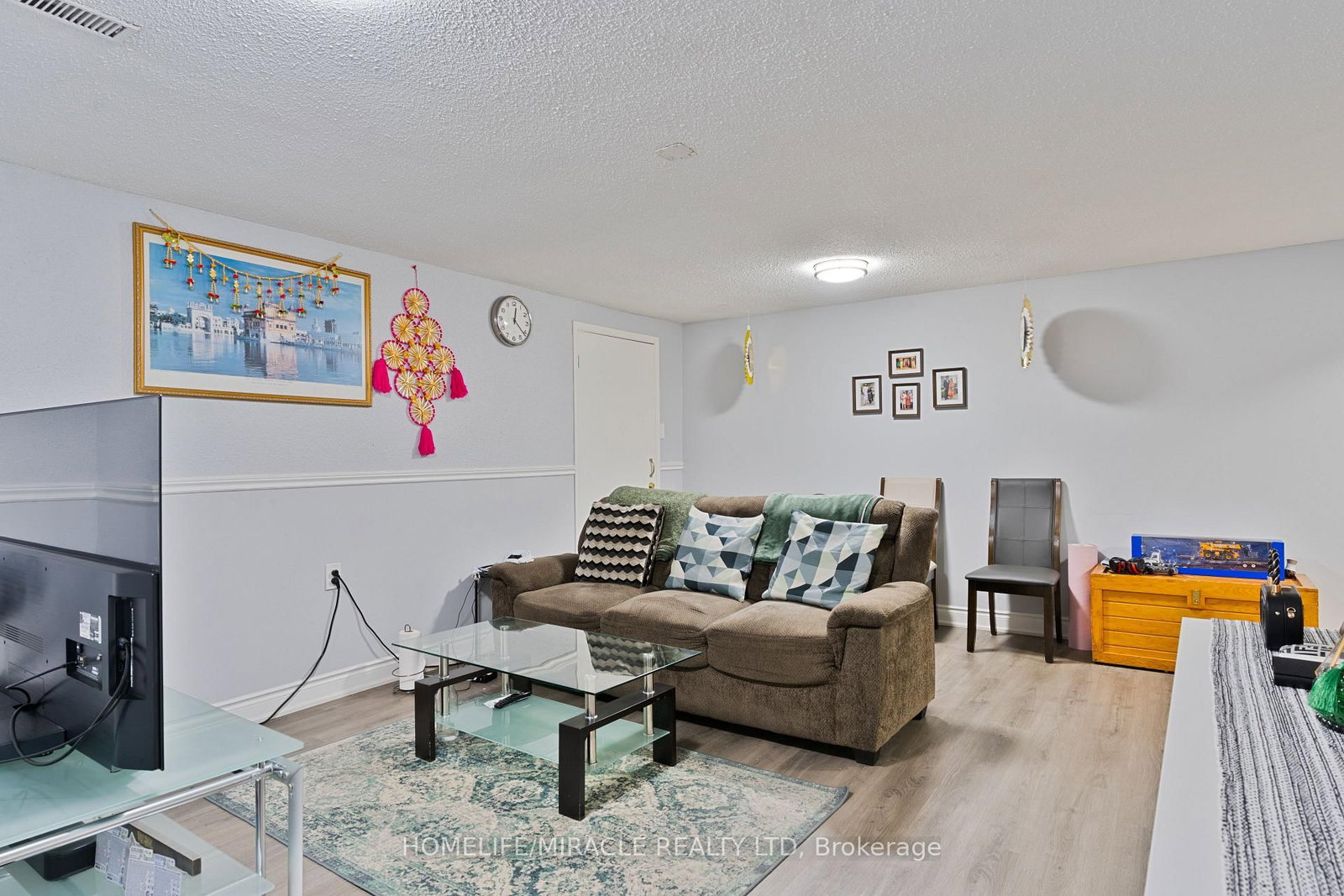 Detached House sold at 7568 Middleshire Drive, Mississauga, Ontario, L4T 3S2 - Malton - MLS: W12520752