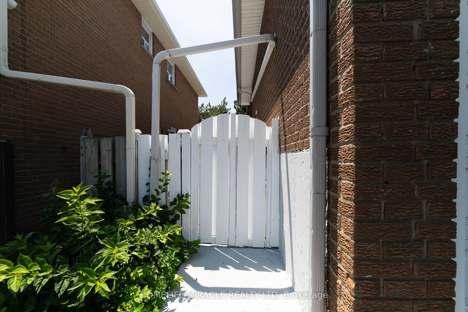 Detached House sold at 7568 Middleshire Drive, Mississauga, Ontario, L4T 3S2 - Malton - MLS: W12520752